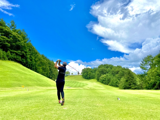 ゴルフ場でのナイスショット西日本ゴルフサービス