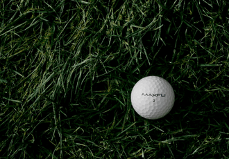 芝の上のゴルフボール