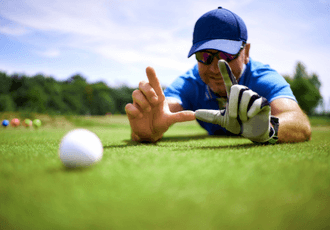 ゴルフボールのサイズを測るゴルファー