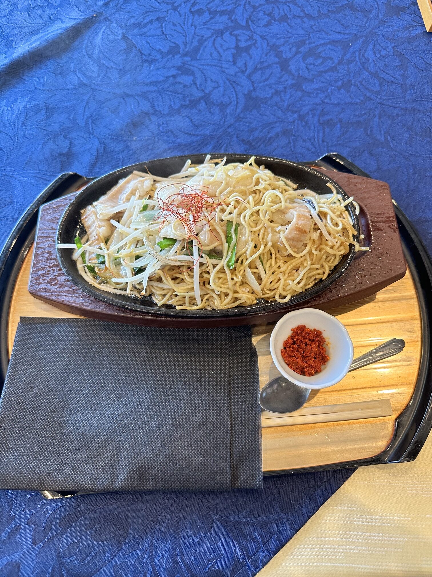塩ホルモン焼きそば